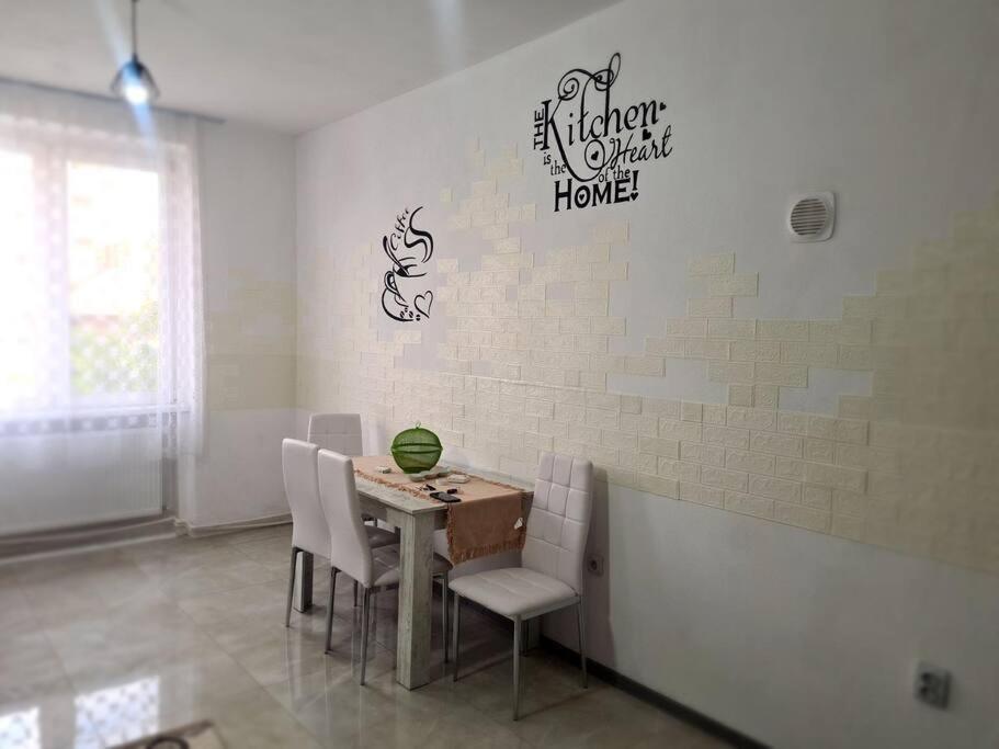 Mural Art Apartament Petroşani Екстериор снимка